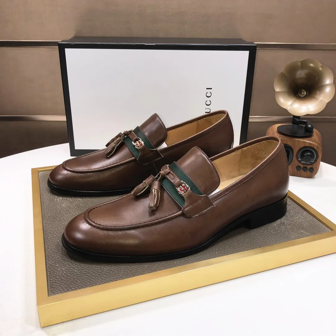 Factory batch 500💰Italy’s top luxury men’s shoe giant (GUCCI) (Gucci) (full cowhide lining) new arrival🍃Original European style🔰 Pleasant to the eye😍In order to make the shoes more durable and non-deformable🌀The production continues to follow traditional methods but there is still no lack of innovation💪The original sheepskin is selected for the leather♻️Smooth, natural and extra bright⭐Made of imported cowhide The rich man’s first choice 38-45 (45 customized)